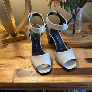 NEW Never worn Giuseppe Zanoti Design Grey Emmanuel Patent Leather size 38.